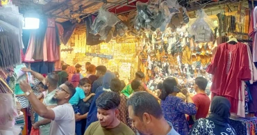 চাঁদ রাত: ভিড় ঠেলে শেষ মুহূর্তের কেনাকাটায় নগরবাসী