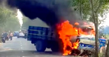 বগুড়ায় ট্রাকচাপায় মা-মেয়ে নিহত, ট্রাকে আগুন