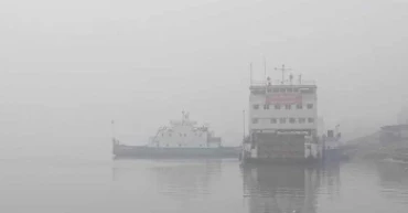 ঘন কুয়াশায় ২ নৌরুটে ফেরি চলাচল বন্ধ, মাঝ নদীতে ৪ ফেরি