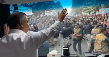 পিতার সমাধিতে শ্রদ্ধা জানাতে জিয়া উদ্যানের পথে তারেক রহমান