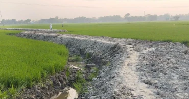 পুকুরে যেতে কৃষকের সর্বনাশ করে রাস্তা বানালেন মেম্বার