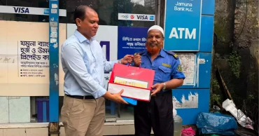 ধানের শীষ নিয়ে দাঁড়িয়ে থাকা সেই নিরাপত্তাকর্মীকে উপহার পাঠালেন প্রধানমন্ত্রী