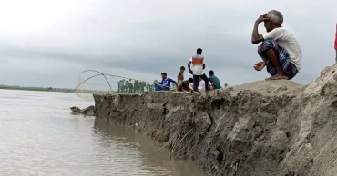 চোখের সামনেই নদীগর্ভে বিলীন বসতবাড়ি, অসহায় তিস্তাপাড়ের মানুষ