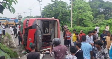 কুমিল্লায় বিআরটিসির বাস উল্টে আহত ১০