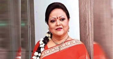 গান গাইতে গাইতে মঞ্চে লুটিয়ে পড়লেন সাবিনা ইয়াসমিন