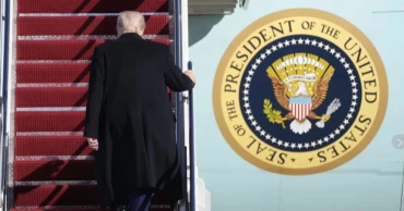 নতুন এয়ারফোর্স ওয়ান পেতে দেরি, বোয়িং বিমান পরিদর্শন করলেন ট্রাম্প