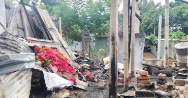 সিরাজগঞ্জে বসতবাড়িতে অগ্নিকাণ্ডে টাকা-স্বর্ণালংকার পুড়ে ছাই
