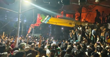 ধানমণ্ডির ৩২ নম্বর বাড়ির সামনে ক্রেন