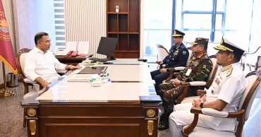 প্রধানমন্ত্রীর সঙ্গে তিন বাহিনী প্রধানের সাক্ষাৎ