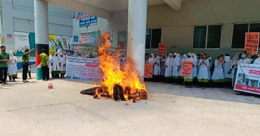 শিক্ষার্থীদের ওপর হামলার প্রতিবাদে বিক্ষোভে উত্তাল বরিশাল নার্সিং কলেজ