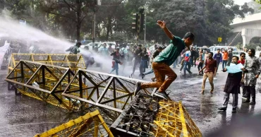 স্বরাষ্ট্র মন্ত্রণালয় অভিমুখে শিক্ষার্থীদের মিছিলে পুলিশের লাঠিচার্জ