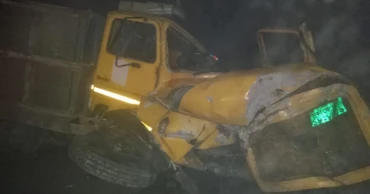 দিনাজপুরে ট্রেনের ধাক্কায় প্রাণ গেল ট্রাকচালক ও সহকারীর