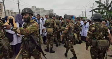 মেডিকেল শিক্ষার্থীদের ওপর সেনাবাহিনীর লাঠিচার্জের প্রতিবাদে সুজনের মানববন্ধন