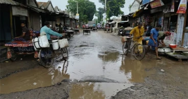 কুষ্টিয়ায় খানাখন্দে ভরা সড়কে ভোগান্তি বাড়িয়েছে বৃষ্টি