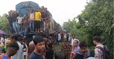 আসন পুনর্বিন্যাস: ফরিদপুরে টানা পঞ্চম দিনের মতো অবরোধ, সমন্বয়ক আটক