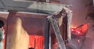 আগুন ও বুলডোজারে খসে পড়ছে ধনমণ্ডির ৩২ নম্বর ভবন