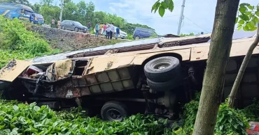 কুমিল্লায় নিয়ন্ত্রণ হারিয়ে বাস খাদে, আহত ৮