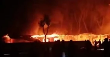 চাঁদপুরে মার্কেটে অগ্নিকাণ্ড: ২৫ দোকান ভস্মীভূত, আহত ২০