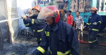 তেজগাঁওয়ের ট্রাকস্ট্যান্ডের গ্যারেজের আগুন নিয়ন্ত্রণে