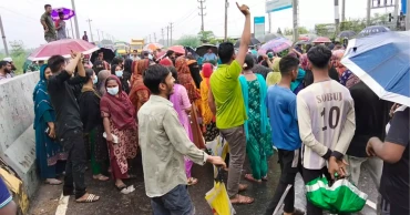 মানিকগঞ্জে বেতন-ভাতার দাবিতে মহাসড়ক অবরোধ শ্রমিকদের, ফেরিঘাটমুখী যাত্রীদের দুর্ভোগ