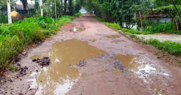 লালমনিরহাটে সড়ক খুড়ে লাপাত্তা ঠিকাদার, জনদুর্ভোগে স্থানীয়রা