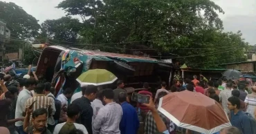 ফেনীতে নিয়ন্ত্রণ হারিয়ে বাস উল্টে পড়ল দোকানে, নিহত ৩