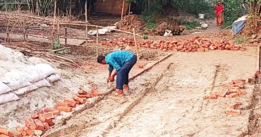 সিরাজগঞ্জে রাস্তার ইট তুলে নিলেন সাবেক ইউপি সদস্য