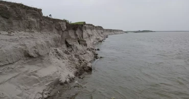 ব্রহ্মপুত্রের ভাঙনে অস্তিত্ব সংকটে কুড়িগ্রামের জলাংকারকুঠির চর, ঝুঁকিতে একমাত্র স্কুল