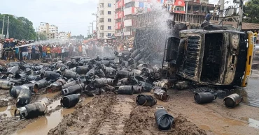 বেহাল সড়কে সিলিন্ডারবাহী ট্রাক উল্টে বিস্ফোরণ, পুড়ল দোকান