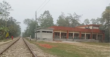 রেললাইনের পাশে প্রাথমিক বিদ্যালয়, নেই সীমানা দেওয়াল