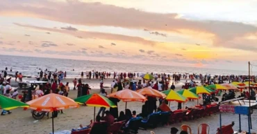 কুয়াকাটায় বীচ ফুটবল প্রতিযোগিতার মধ্য দিয়ে শুরু হয়েছে দুই দিনব্যাপী পর্যটন কার্নিভাল