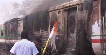 চট্টগ্রামে চলন্ত ট্রেনের বগিতে আগুন, অল্পের জন্য রক্ষা পেল যাত্রীরা
