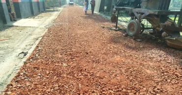 প্রকৌশল দপ্তরের কর্মকর্তাদের সামনেই লালমনিরহাটে নিম্নমানের নির্মাণসামগ্রীতে চলছে সড়ক নির্মাণ