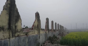 ঠাকুরগাঁওয়ে পরিত্যক্ত বিদ্যুৎকেন্দ্রের সব চুরির পর ভেঙে নিচ্ছে দেয়ালও