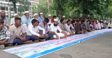তিস্তা ভাঙন রোধে জিও ব্যাগ ফেলার দাবিতে রংপুর পাউবো ঘেরাও