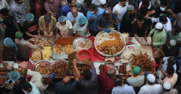 প্রথম রোজা: রাজধানীর মোড়ে মোড়ে ইফতারের পসরা
