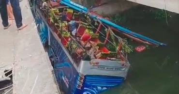 চাকা ফেটে খালে পড়ল বাস, মানিকগঞ্জে নিহত ১, আহত অন্তত ১০