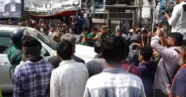 চট্টগ্রাম বন্দরে নৌ-উপদেষ্টার গাড়িবহর আটকে শ্রমিক-কর্মচারীদের বিক্ষোভ