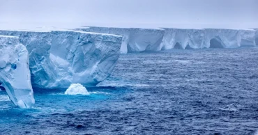 প্রায় চল্লিশ বছরের যাত্রা শেষে আটকে পড়ল সেই হিমদানব