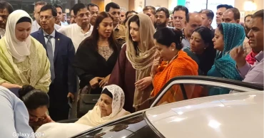 বাবার কবর জিয়ারত জোবাইদার, মাকে নিলেন বাসায়