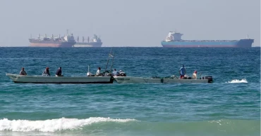 হরমুজ প্রণালী দিয়ে জাহাজ চলাচল করলে আগুন ধরিয়ে দেওয়ার হুমকি তেহরানের