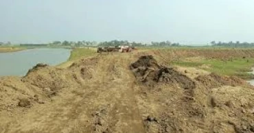 সময় পেরিয়েও শেষ হয়নি বাঁধের কাজ, হাওরে আশঙ্কায় কৃষক
