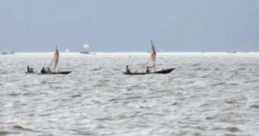 চাঁদপুরে বাল্কহেডের ধাক্কায় নৌকাডুবি, আহত ৪