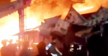 চাঁদপুরে মধ্যরাতের আগুনে পুড়ল ১১ দোকান, আহত ১০