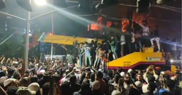 ক্রেন দিয়ে ধানমণ্ডির ৩২ নম্বর বাড়ি গুঁড়িয়ে দেওয়া হচ্ছে