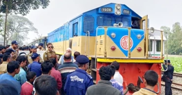 যাত্রাবিরতির দাবিতে লালমনিরহাটে ট্রেন থামিয়ে মানববন্ধন
