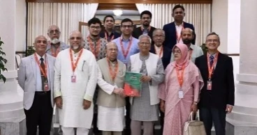 প্রধান উপদেষ্টার হাতে স্বাস্থ্য সংস্কার কমিশনের প্রতিবেদন হস্তান্তর