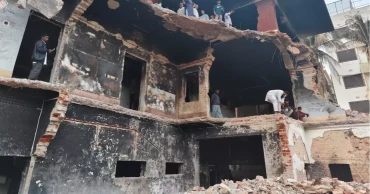 ধানমন্ডি ৩২: থামেনি মানুষের ঢল, মাটি খুঁড়ে খুঁজছেন সম্পদ