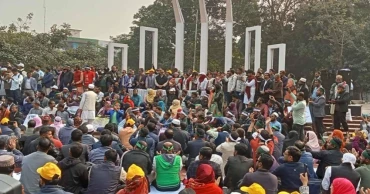 তিনদফা দাবিতে শহীদ মিনারে চলছে প্রাথমিক শিক্ষকদের অবস্থান কর্মসূচী