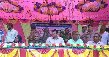 হাতুড়ি নিয়ে ফুটবল মাঠে শিক্ষার্থী, ম্যাচ স্থগিত